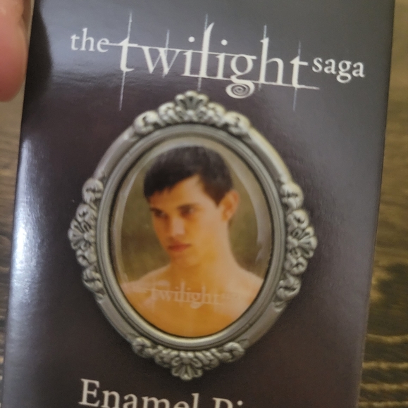 Jacob Twilight Cameo Enamel Pin Saga Werewolf NEW - Picture 1 of 4